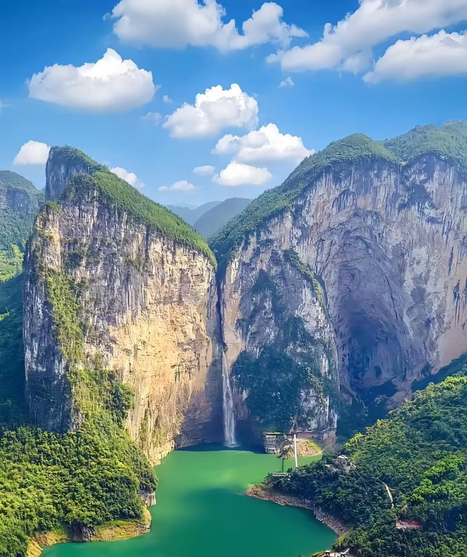 清江大峡谷・蝴蝶岩